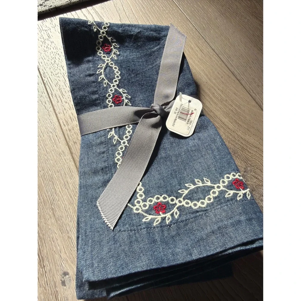 Potterybarn Denim Embroidered Floral Napkin Set of 4 Blue Red White AmericaNWT